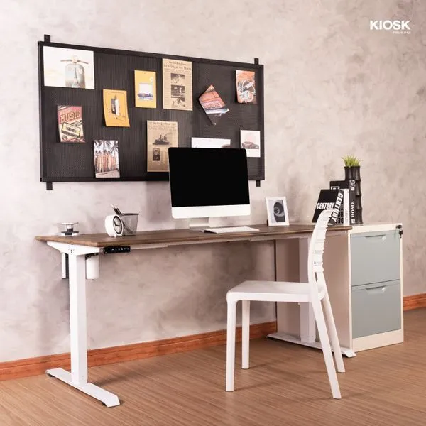 Meja Kerja Elektrik Adjustable Kayu Akasia dengan soket, panjang 160 cm.